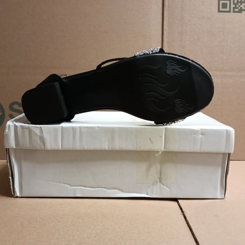 BOXED PAIR OF UNBRANDED OPEN TOE BLOCK HEEL SANDALS IN BLACK SIZE EU 38