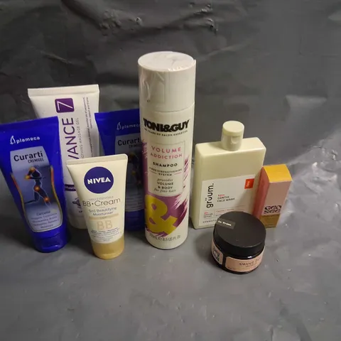 APPROXIMATELY 20 ASSORTED HEALTH AND BEAUTY PRODUCTS TO INCLUDE; GRUUM, NIVEA, CURARTI AND TONI AND GUY