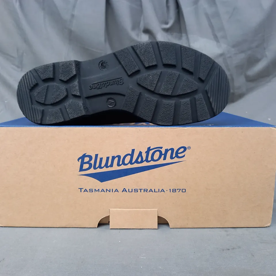 BOXED PAIR OF BLUNDSTONE ELASTIC SIDED BOOTS IN BLACK UK SIZE 4