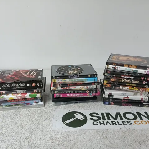 APPROXIMATELY 28 ASSORTED DVDS INCLUDING TRON , GOOD WILL HUNTING AND MANIAC COP 