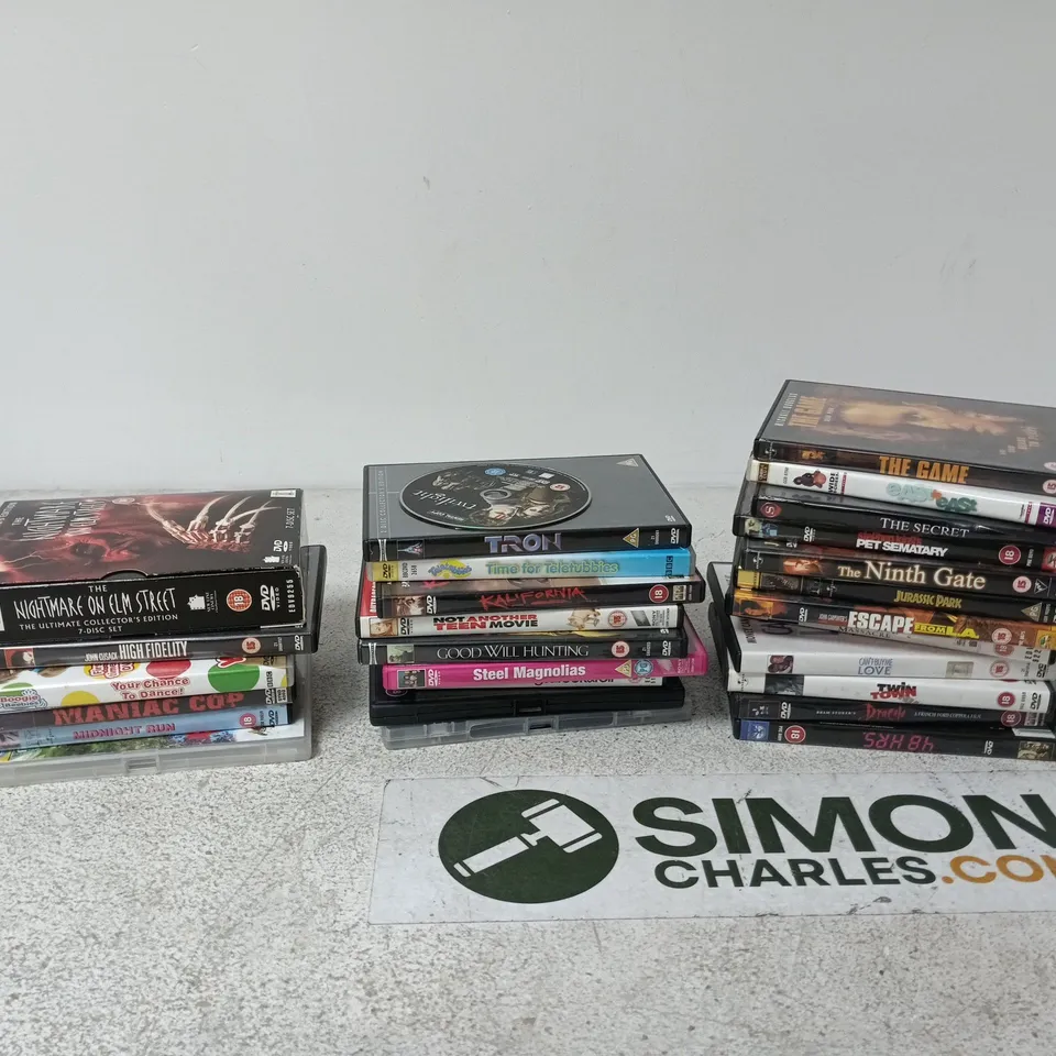 APPROXIMATELY 28 ASSORTED DVDS INCLUDING TRON , GOOD WILL HUNTING AND MANIAC COP
