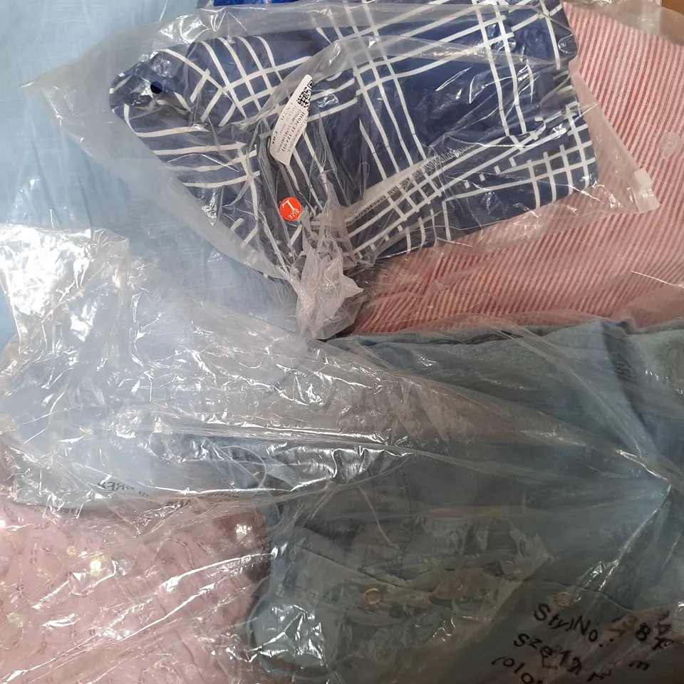 BOX OF APPROXIMATELY 20 ASSORTED CLOTHING AND FASHION ITEMS IN VARIOUS STYLES AND SIZES
