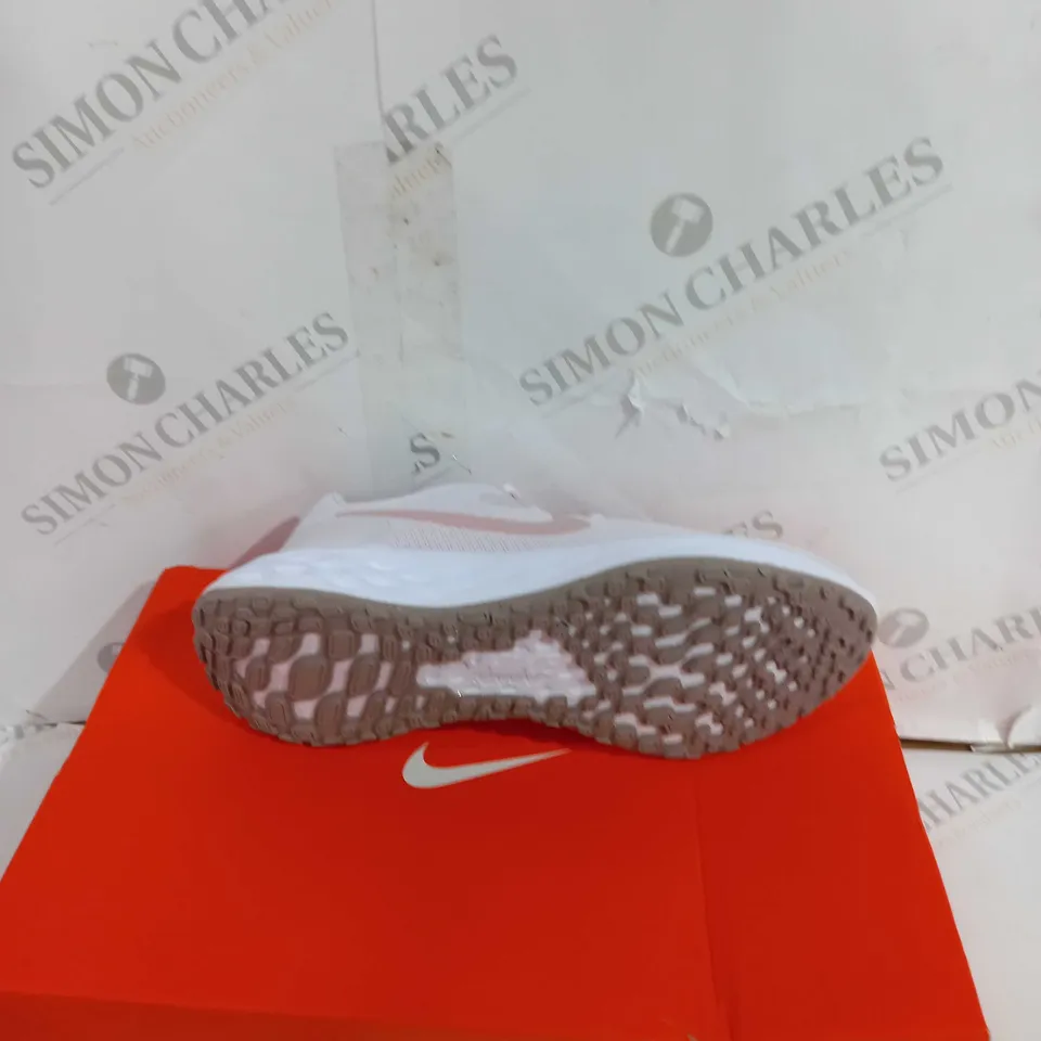 BOXED PAIR OF NIKE REVOLUTION 6 NN UK 5 