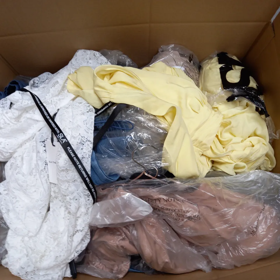 BOX OF APPROXIMATELY 25 ASSORTED CLOTHING ITEMS TO INCLUDE - HAT , T-SHIRT , BRA ETC