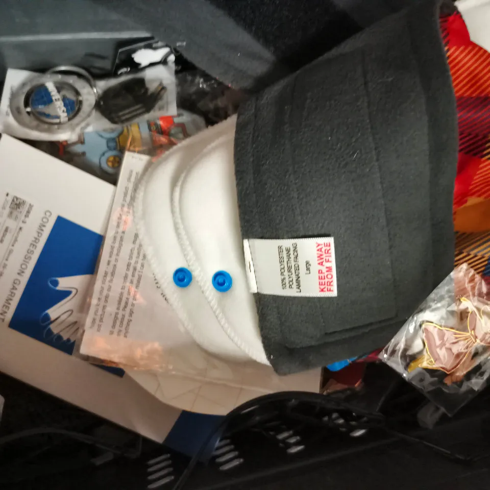 APPROXIMATELY 10 ASSORTED HOUSEHOLD ITEMS TO INCLUDE SAW CHAIN, VARIOUS CABLES, ETC