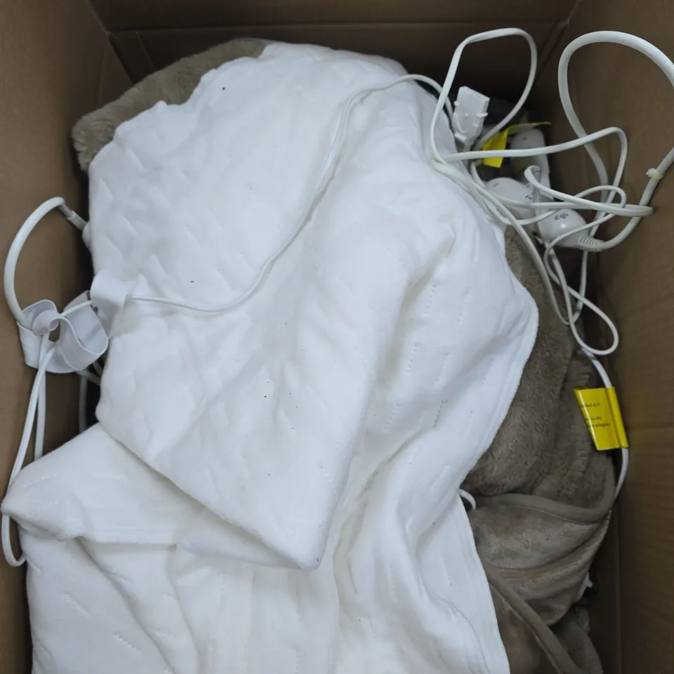 APPROXIMATELY 5 ASSORTED HEATED BLANKETS IN VARIOUS SIZES 