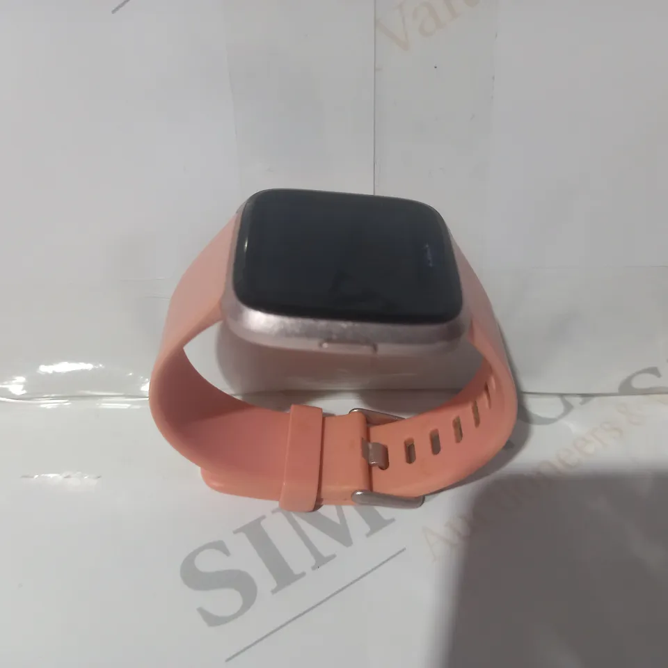 BOXED FITBIT VERSA SMARTWATCH IN PEACH COLOUR