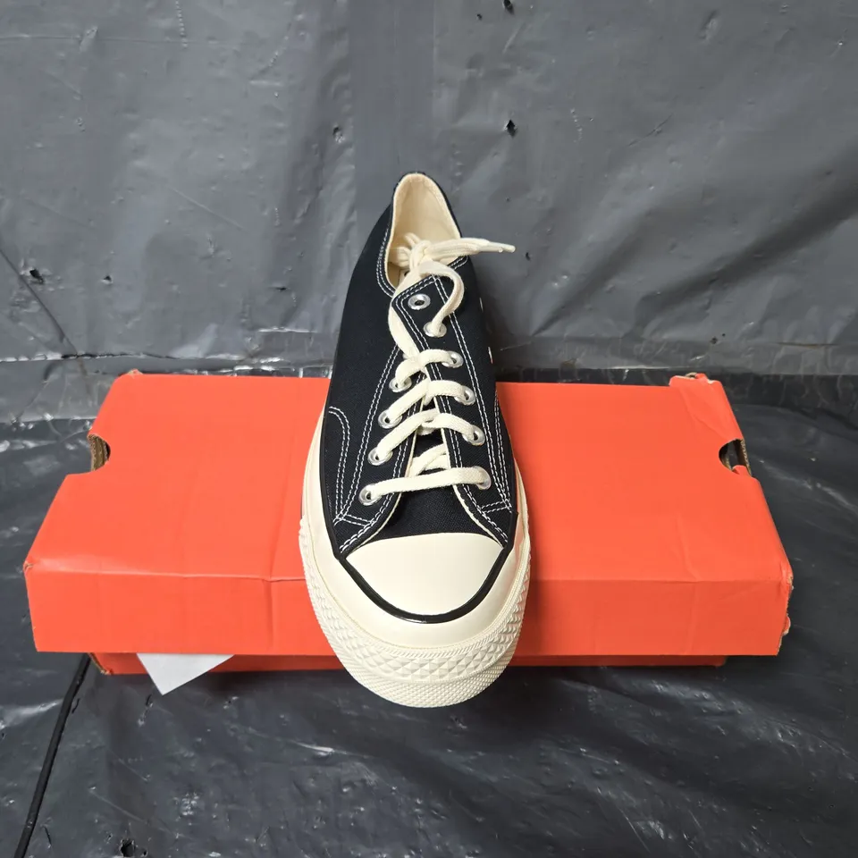BOXED PAIR OF CONVERSE ALL STAR CHUCK TAYLOR SHOES IN BLACK/WHITE - SIZE 8