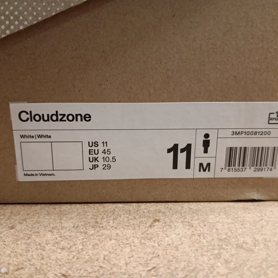 BOXED PAIR OF ON RUNNING CLOUDZONE WHITE TRAINERS – UK 10.5 (US 11)