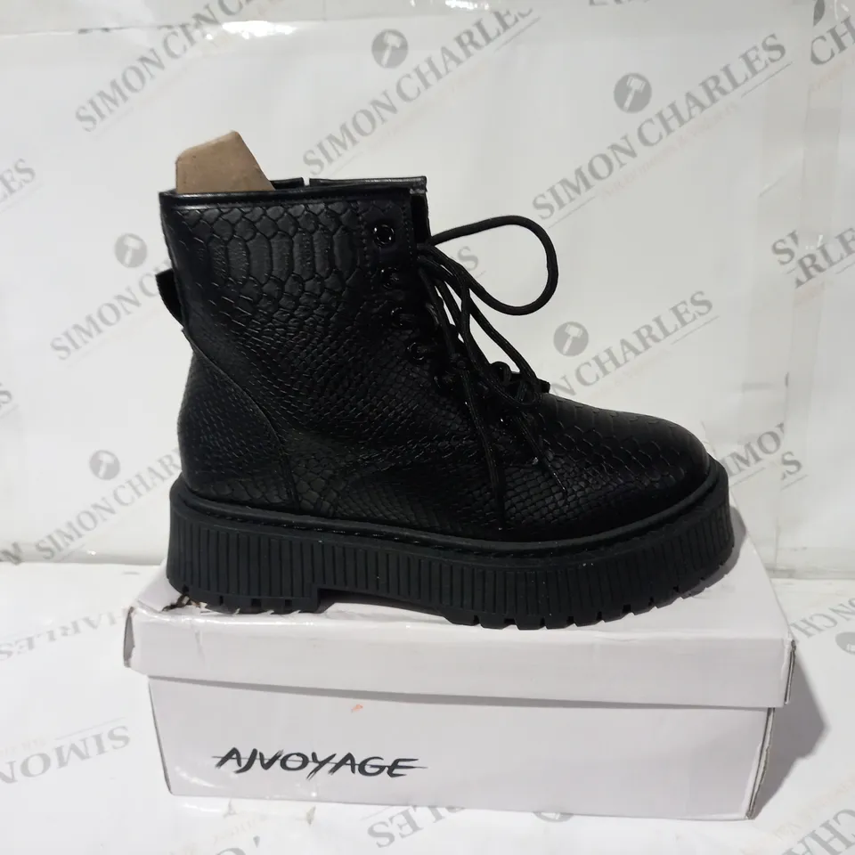 AJVOYAGE BLACK BOOTS SIZE 8