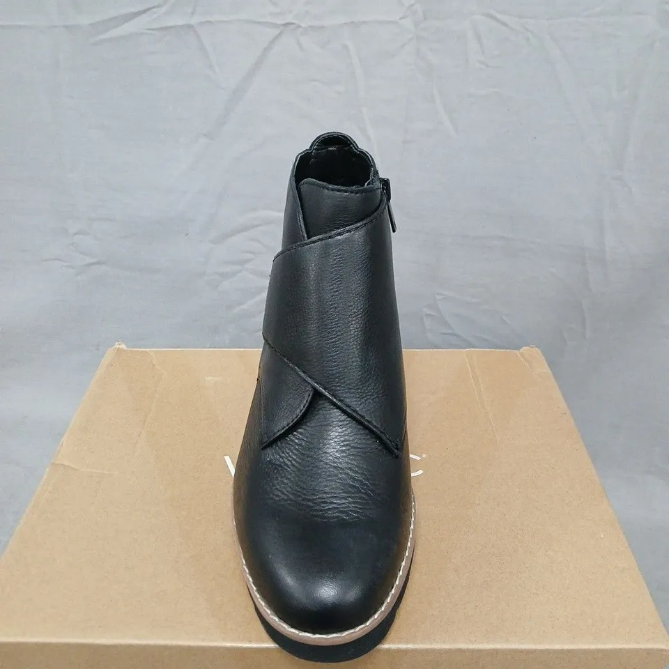 BOXED PAIR OF VIONIC ABBY LEATHER BOOTS - UK SIZE 6