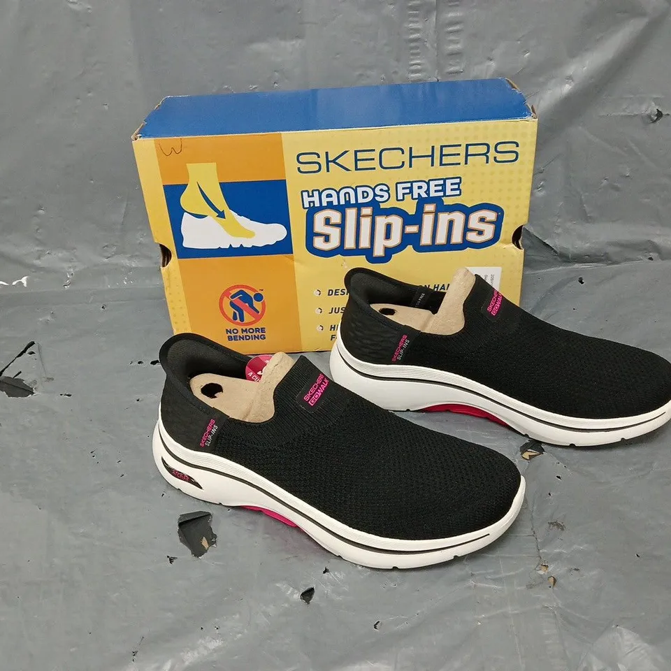 BOXED PAIR OF SKETCHERS HANDS FREE SLIP IN ARCH 2.0 BLACK SIZE 6