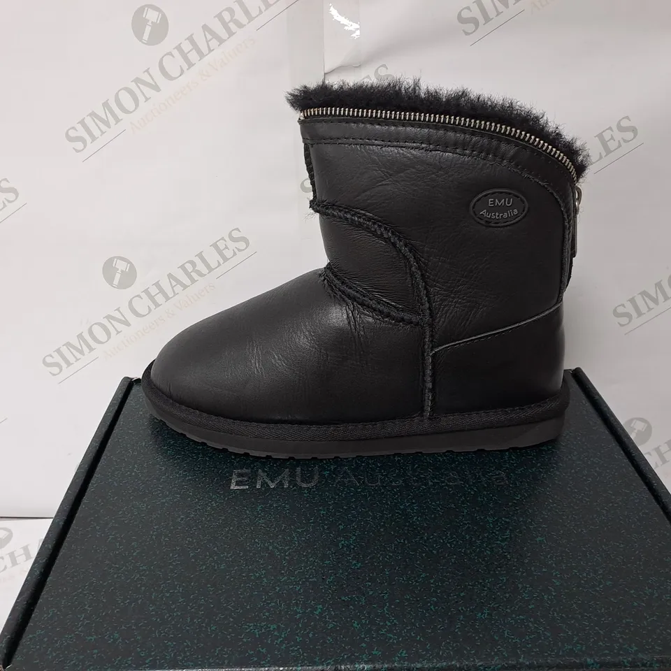 BOXED EMU BLACK LEATHER BOOTS WITH FUR AND ZIP SIZE 5