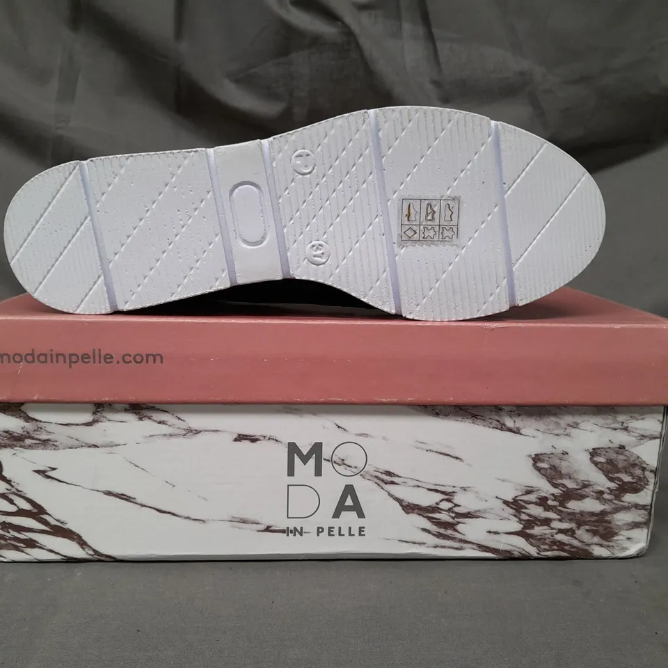 BOXED PAIR OF MODA IN PELLE AMBIENNE LEATHER WEDGE TRAINERS WITH SIDE ZIP IN NAVY EU SIZE 37