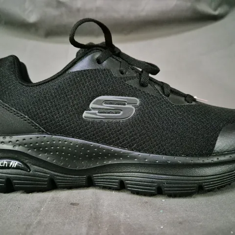 BOXED PAIR OF SKECHERS WOMEN'S ARCH FIT TRAINERS IN BLACK UK SIZE 4