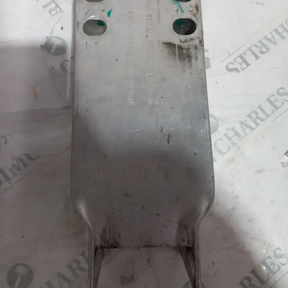E-CLASS FRONT RIGHT SIDE CHASSIS LEG SUPPORT BAR 