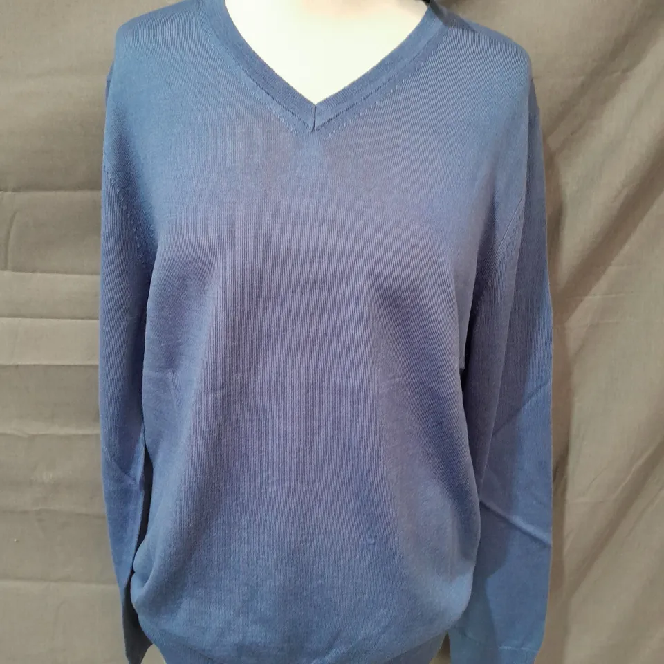 CHARLES TYRWHITT STEEL BLUE PURE MERINO V-NECK JUMPER - MED