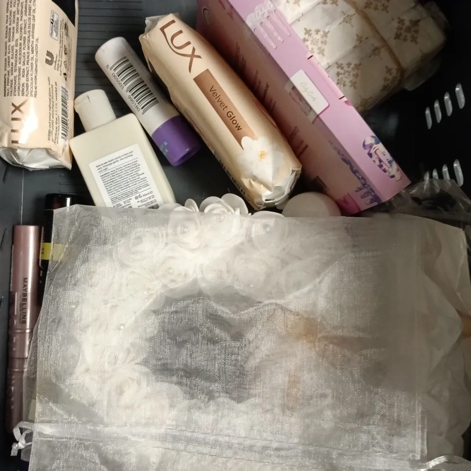 APPROXIMATELY 15 ASSORTED HEALTH & BEAUTY PRODUCTS TO INCLUDE WAX BEADS, PLANTUR CONDITIONER, SQUATCH SOAP ETC 