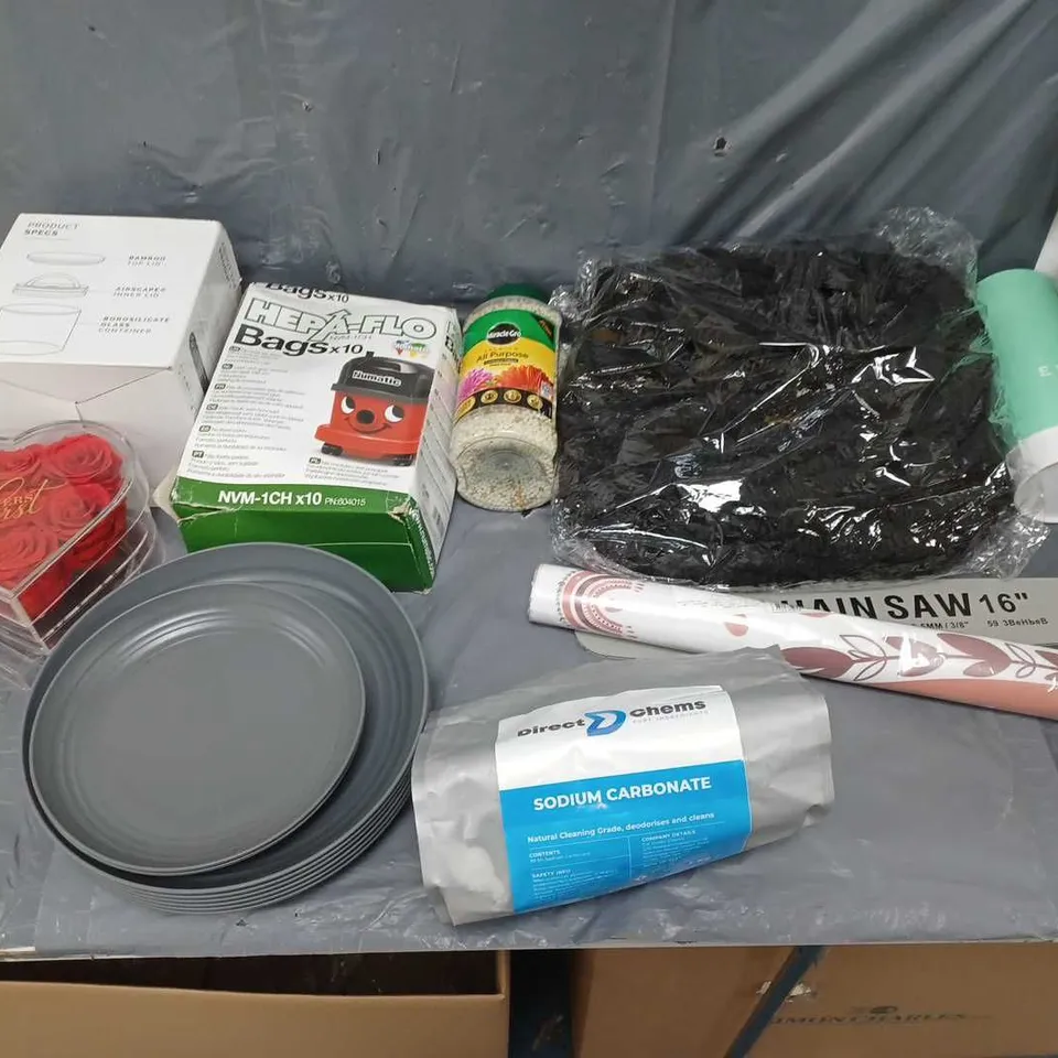 BOX OF APPROXIMATELY 15 ASSORTED ITEMS TO INCLUDE - GARDEN HOSE, ALL PURPOSE PLANT FOOD, AND HEPAFLO BAGS ETC. 