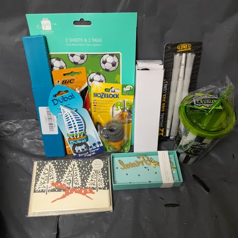 APPROXIMATELY 15 ASSORTED HOUSEHOLD ITEMS TO INCLUDE HOZELOCK ROUND MIXER TAP CONNECTOR, BEETLEJUICE CUP, BIC PEN, ETC