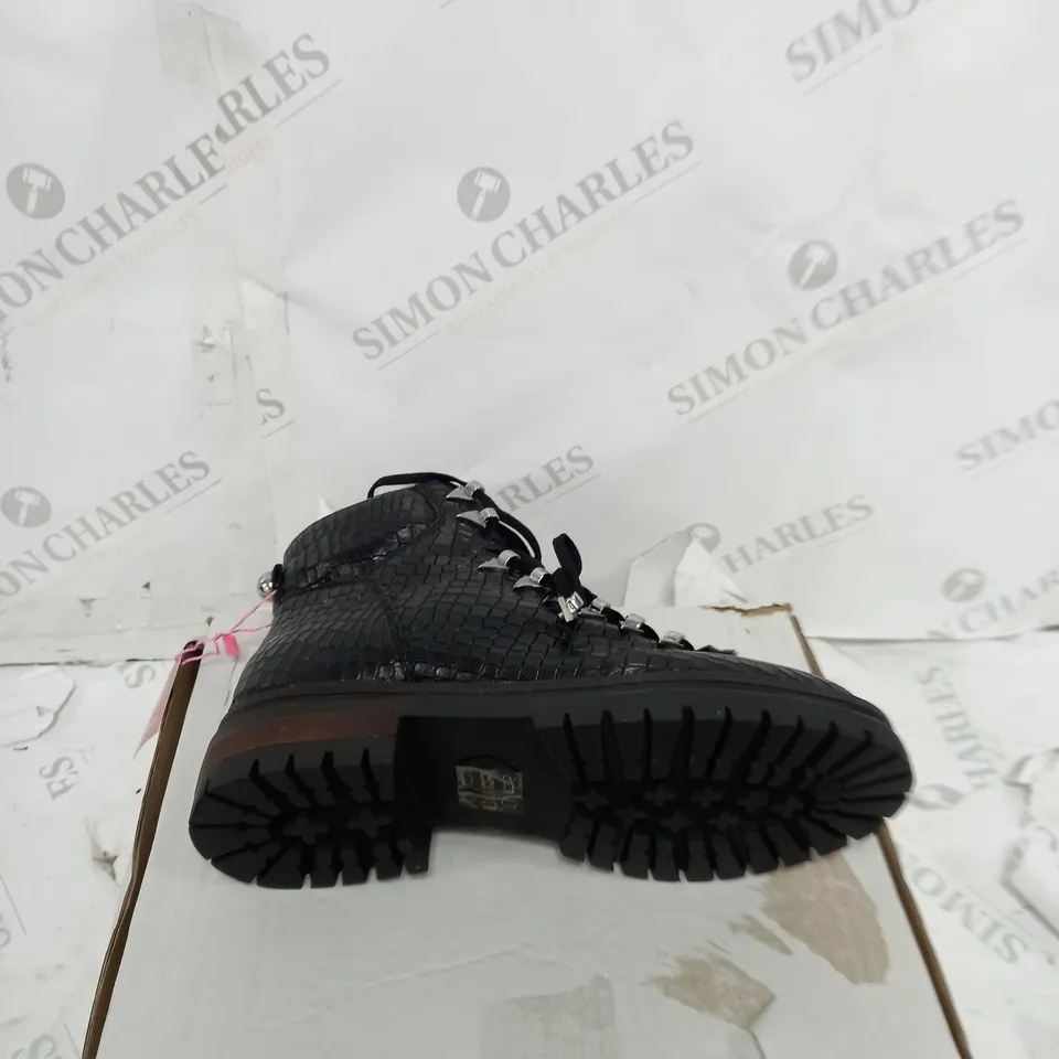 BOXED PAIR OF MODA IN PELLE HIKING BOOTS IN BLACK CROC UK SIZE 5