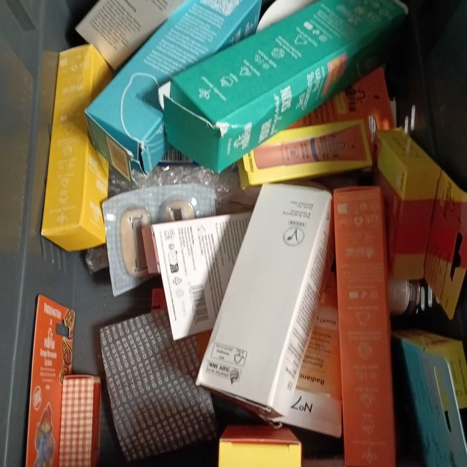 APPROXIMATEY 20 ASSORTED HEALTH AND BEAUTY PRODUCTS TO INCLUDE - BONDI SANDS GRADUAL TANNING LOTION - UMBERTO GIANNI CURL FOAM AND DR PAWPAW 7-IN-1 HAIR STYLER