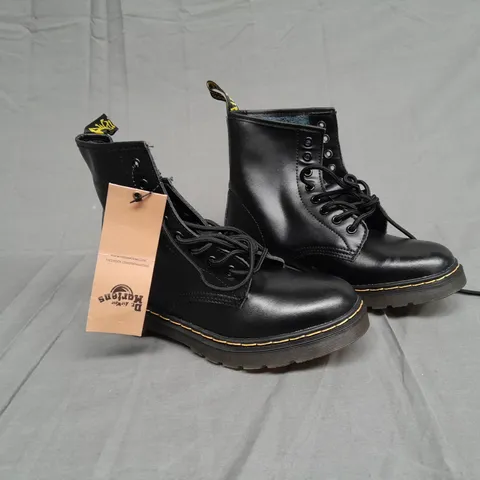 UNBOXED PAIR OF DR MARTINS THE ORGINAL BOOT SIZE 5.5 UK