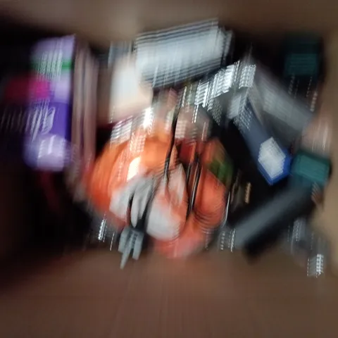 APPROX 15 ASSORTED COSMETIC ITEMS TO INCLUDE PADS, HAIR DRYER AND MAKE UP BAG