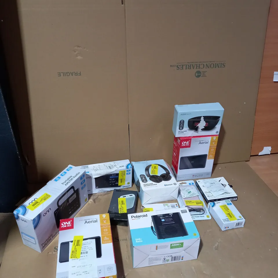 LOT OF ASSORTED HOUSEHOLD AND ELECTRICAL ITEMS TO INCLUDE HEADPHONES, POWERBANKS AND TV AERIALS