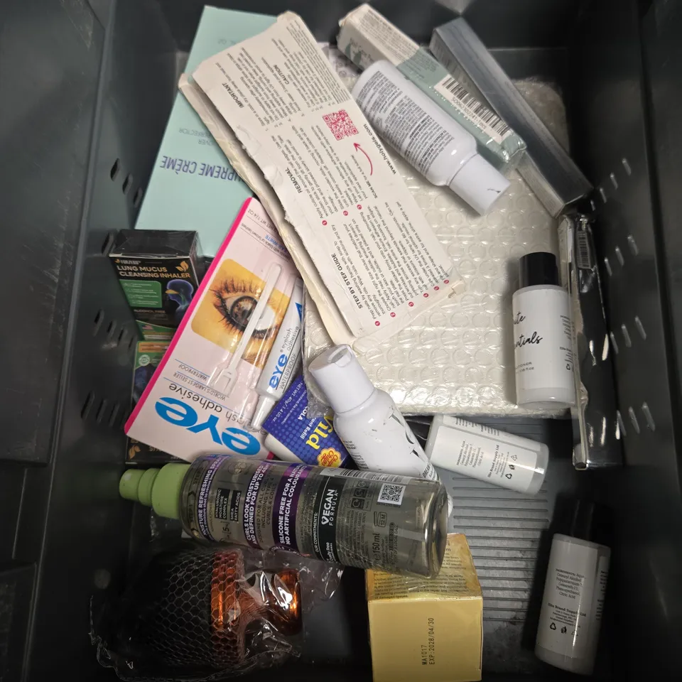 APPROXIMATEY 20 ASSORTED HEALTH AND BEAUTY PRODUCTS TO INCLUDE - DERMATICA HYALURONIC ACID - 47 SKIN DAILY SPF 30 SUNSCREEN - TROPIC CC CREAM - ETC