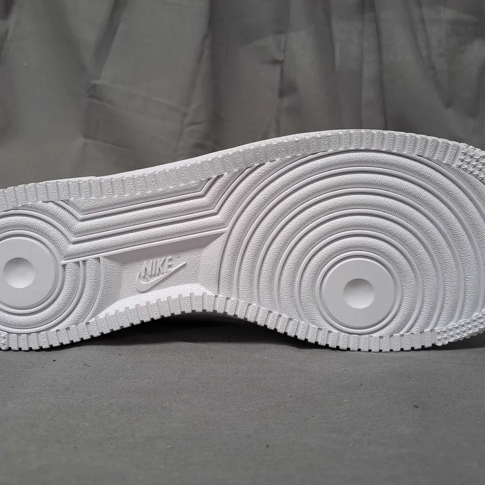PAIR OF NIKE AIR FORCE 1 SHOES IN WHITE UK SIZE 7.5
