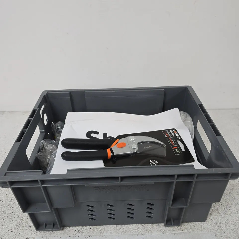 APPROXIMATELY 15 ASSORTED ITEMS INCLUDING VORTEK BYPASS GARDEN SECATEURS, METAL PEGS AND AN ELECTRIC BLENDER HEAD