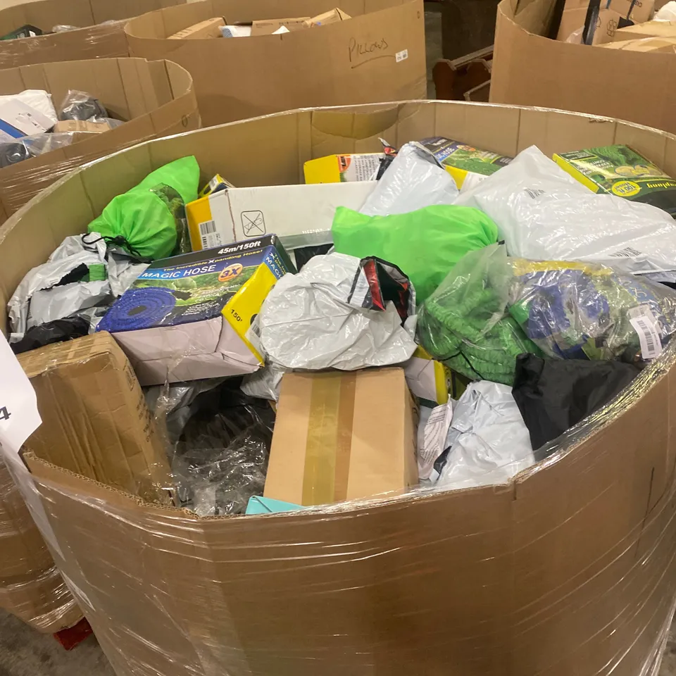 PALLET TO CONTAIN A LARGE ASSORTMENT OF HOSES // BRANDS MAY VARY