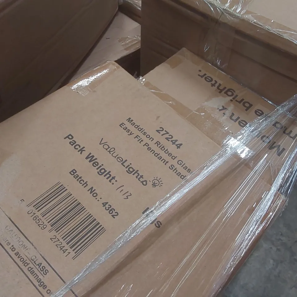 PALLET CONTAINING A VERY LARGE QUANTITY OF HOME LIGHTING PRODUCTS