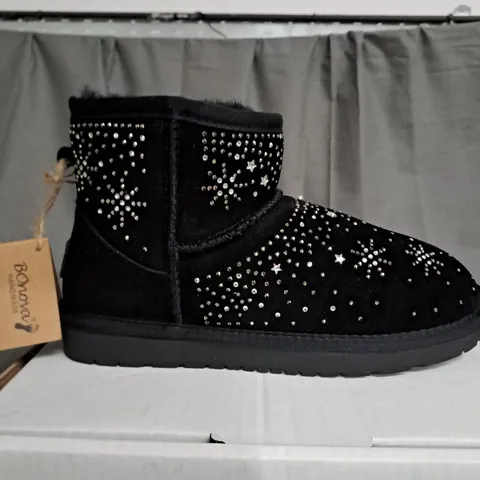 BOXED PAIR OF BONOVA SPARKLE SHEEPSKIN BOOTS BLACK SIZE 5