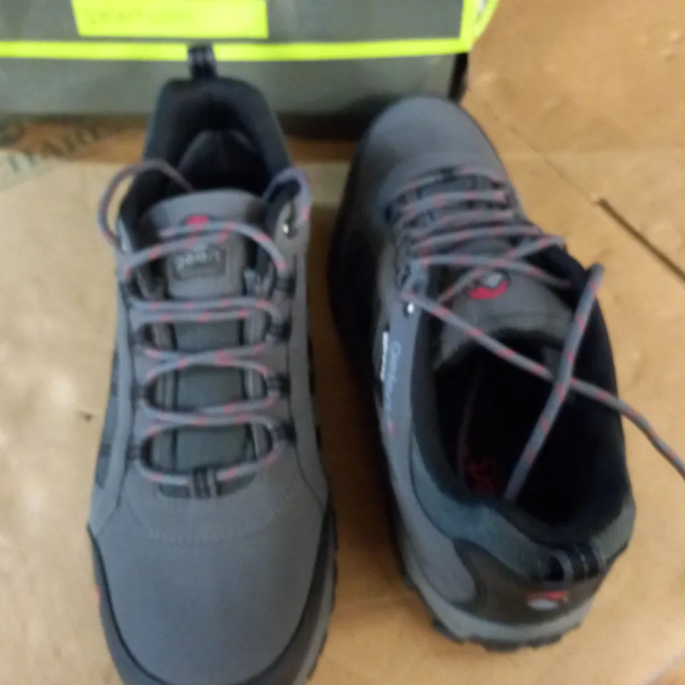 PAIR OF GELERT HORIZON WATERPROOF SHOES - 11 (46)
