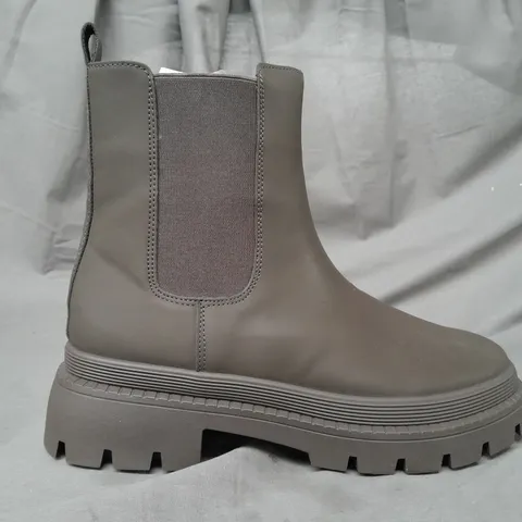 BOXED PAIR OF JUST FAB ANKLE BOOTS IN ARMY GREEN UK SIZE 8