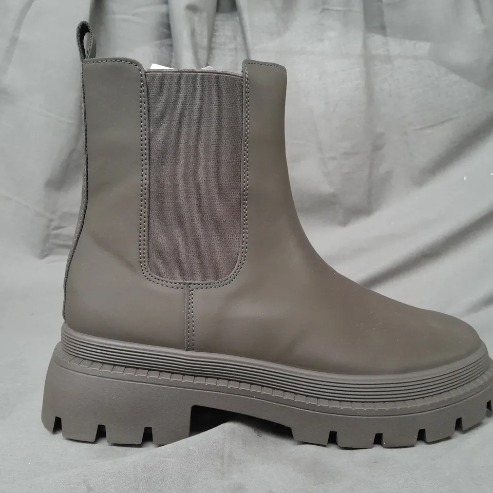BOXED PAIR OF JUST FAB ANKLE BOOTS IN ARMY GREEN UK SIZE 8