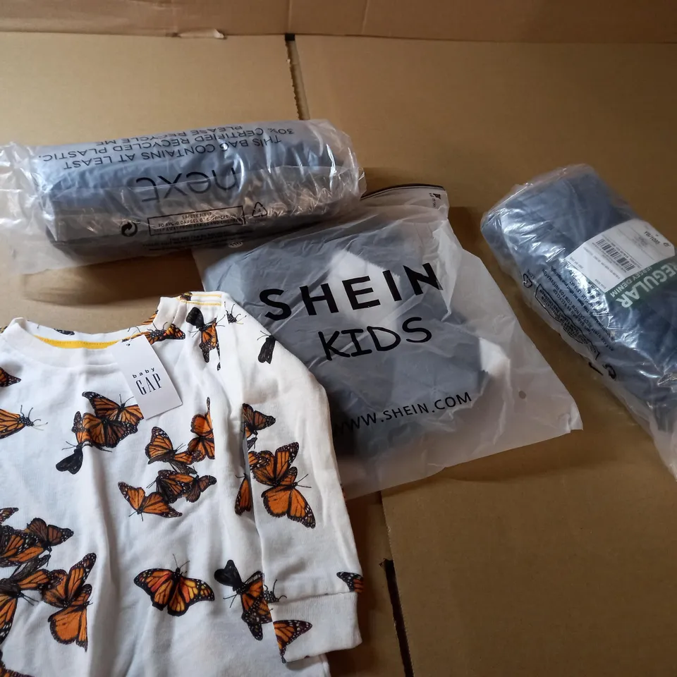 LOT OF APPROX 20 ASSORTED CLOTHING ITEMS VARYING IN SIZE/COLOUR/STYLE TO INCLUDE: TROUSERS, TOPS, JUMPERS	