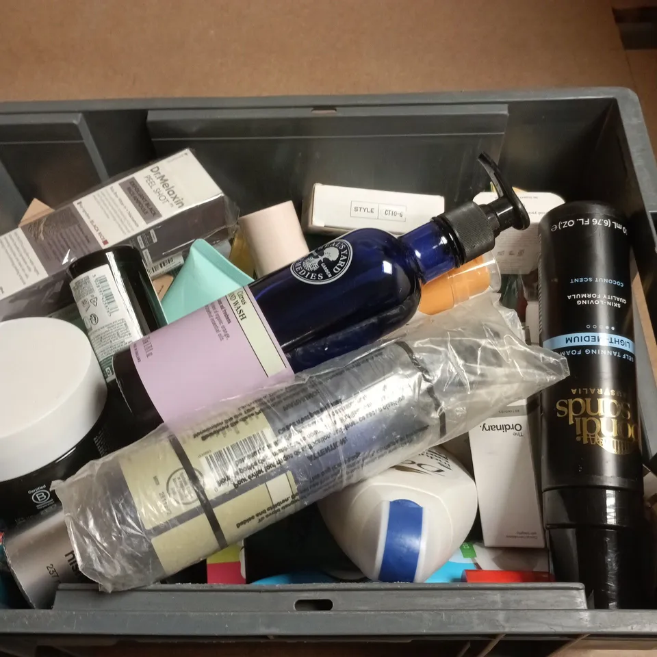 BOX OF APPROXIMATELY 10 BEAUTY ASSORTED BEAUTY PRODUCTS INCLUDING NEAL'S YARD REMEDIES HAND WASH, THE BODY SHOP GINGER SCALP CARE AND ID WHITENING MOUTHWASH