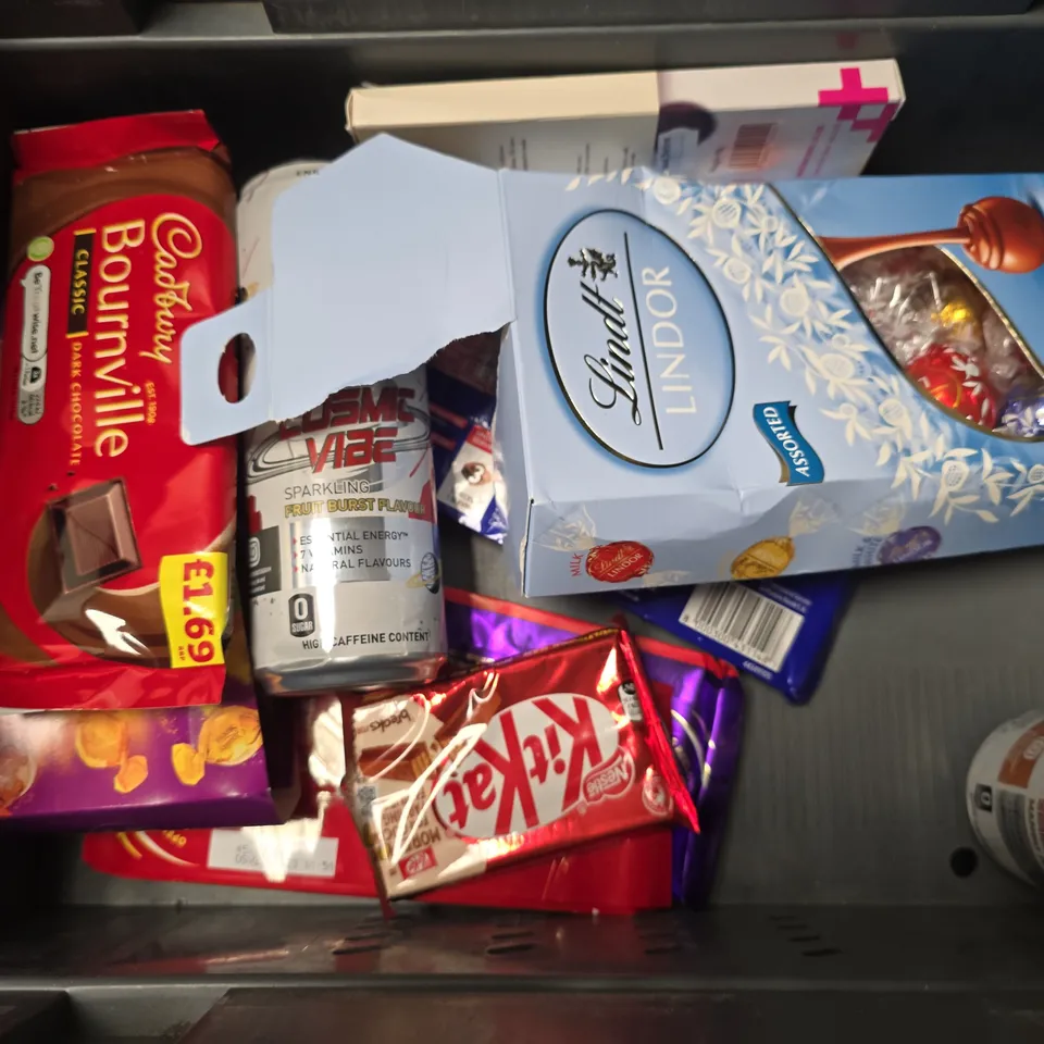 APPROXIMATELY 10 ASSORTED FOOD & DRINK ITEMS TO INCLUDE - MALTESERS TRUFFLES , RAW BLUEBERRY POWDER , CADBURYS BOURNVILLE ETC