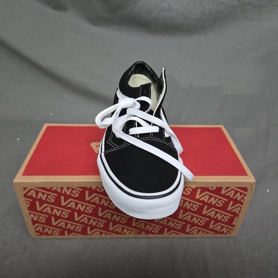 BOXED PAOR OF VANS OLD SKOOL TRAINERS - UK SIZE 7 