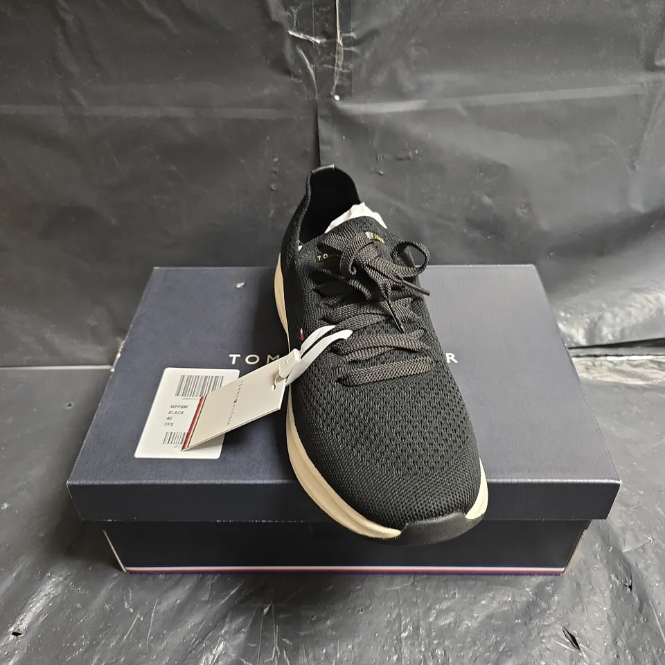BOXED PAIR OF TOMMY HILFIGER TH KNIT RUNNER SNEAKERS – BLACK, SIZE UK 6.5