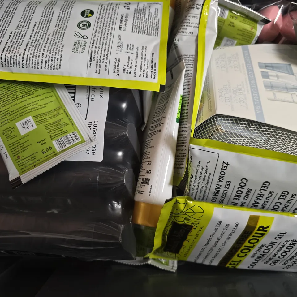 APPROXIMATELY 15 ASSORTED COSMETIC ITEMS TO INCLUDE BOKA, INDUS VALLEY, ETC - COLLECTION ONLY