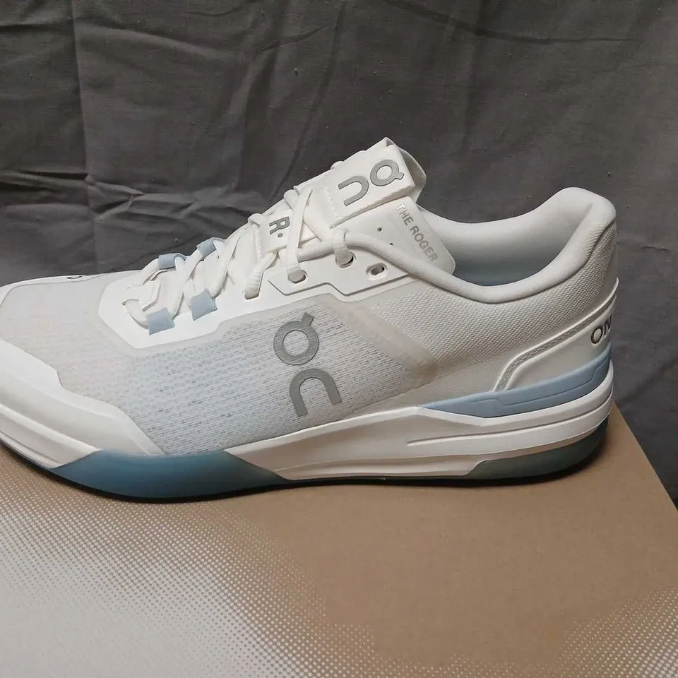 ON RUNNING THE ROGER ADV PRO SHOES – WHITE/CHAMBRAY, UK 9.5 (US 10, EU 44)
