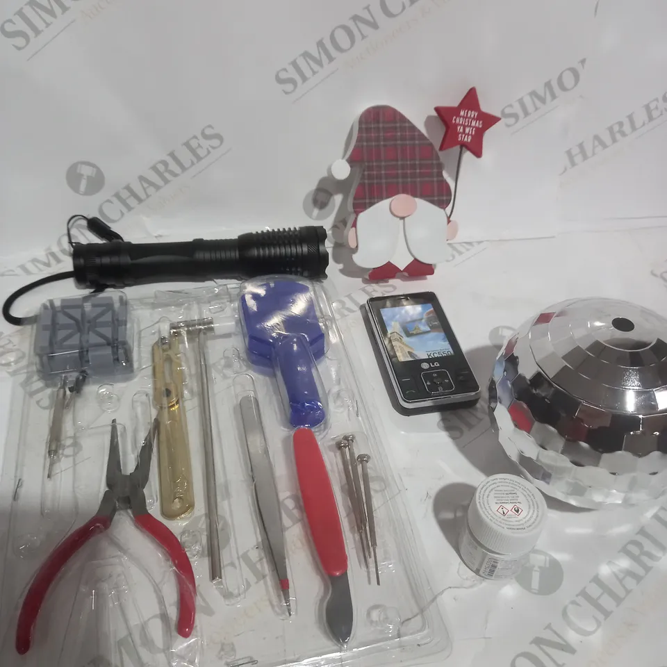 BOX OF APPROXIMATELY 20 ASSORTED ITEMS TO INCLUDE - CHRISTMAS DÉCOR, TOOL SET, FLASH LIGHT ETC