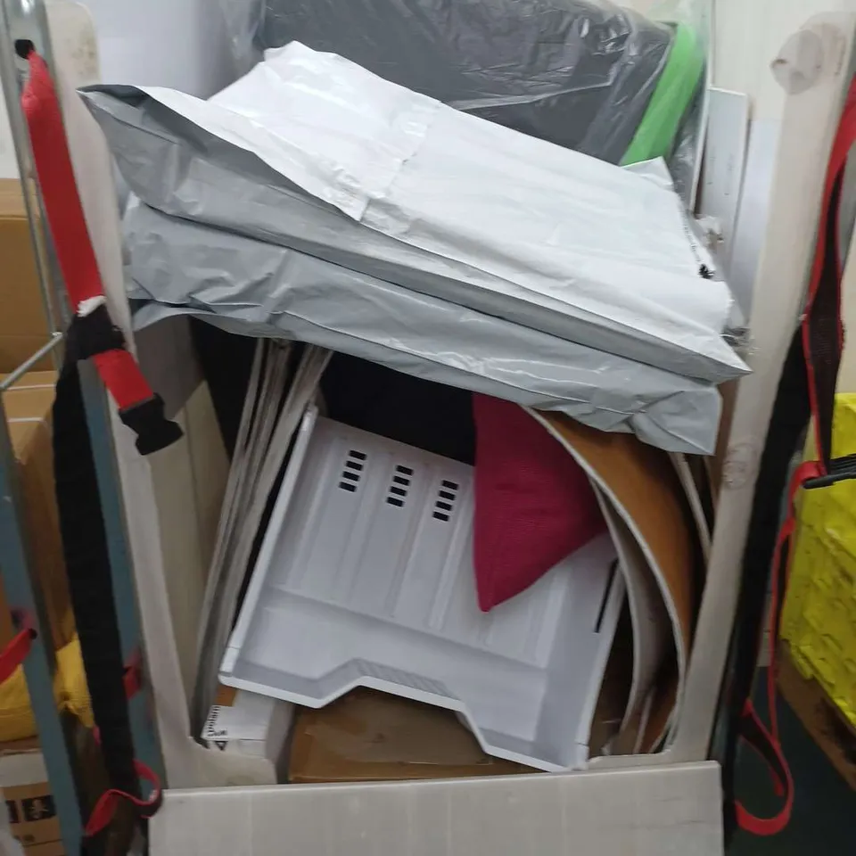 APPROXIMATELY 10 ASSORTED HOUSEHOLD ITEMS TO IMNNCLUDE CUSION, WASTE BIN, SMART SPACE TOY STORAGE, ETC - COLLECTION ONLY