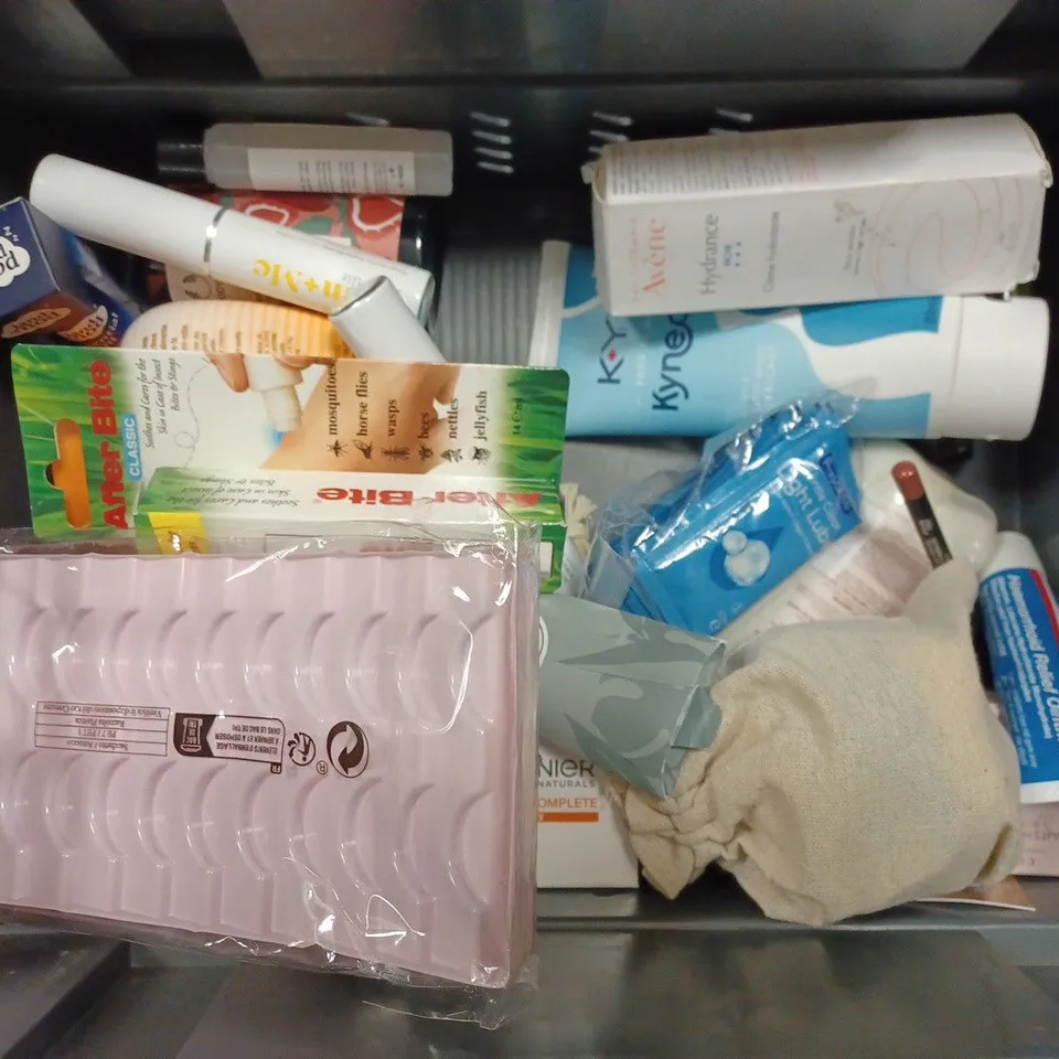 BOX OF APPROX 20 ASSORTED HEALTH AND BEAUTY ITEMS TO INCLUDE - CARO WHITE BEAUTY CREAM - HALLE P SUNLESS TANNING - FAITH IN NATURE ROSEMARY SHAMPOO - VICTORIAS SECRET LOVE SPELL ECT