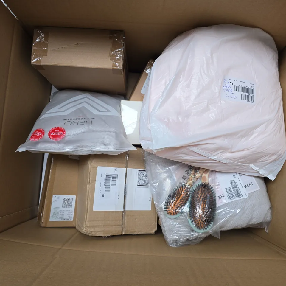 APPROXIMATELY 12 ASSORTED ITEMS TO INCLUDE 4PC DUVET, MICROFIBRE CLOTH, BRUSHES, ETC