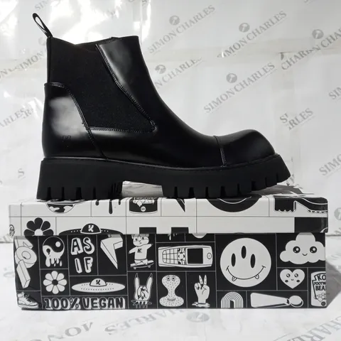 BRAND NEW BOXED PAIR OF KOI VEGAN LEATHER GIVER OF FREEDOM MEN'S SQUARE TOE CHELSEA BOOTS IN BLACK UK SIZE 10